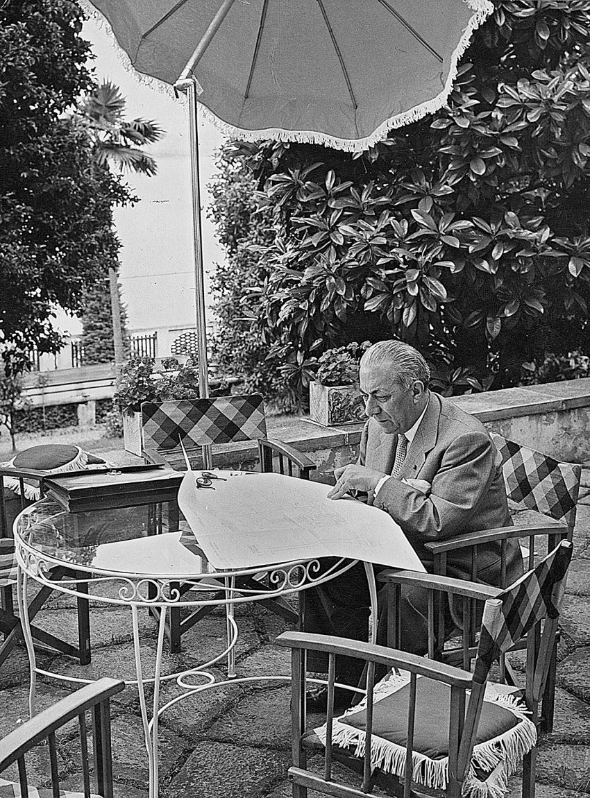 Arnoldo Mondadori nella sua villa a Meina